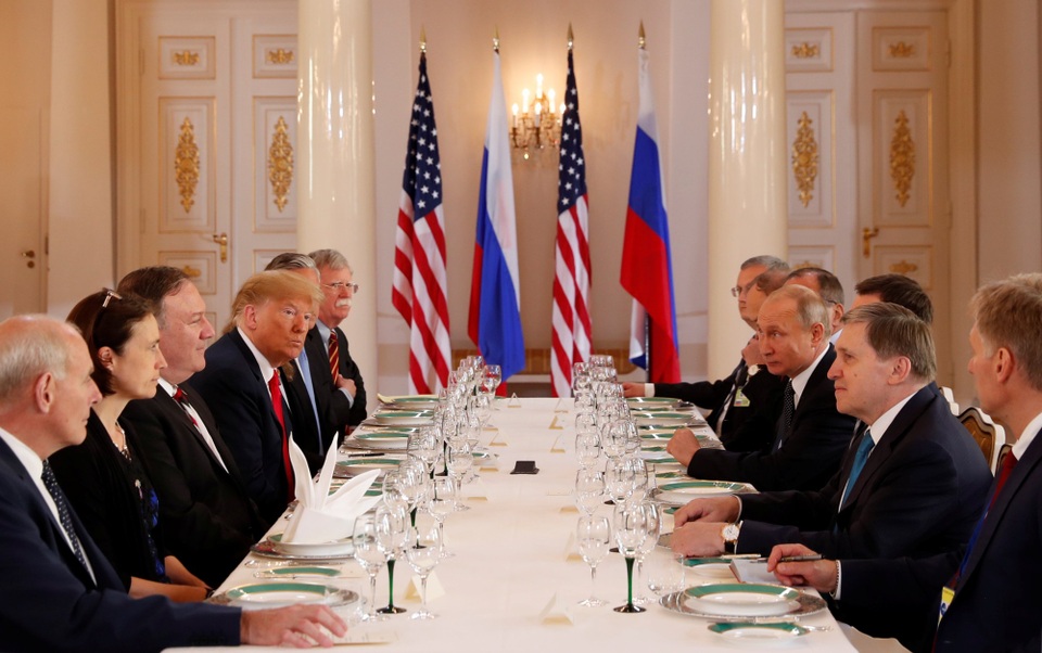 Tổng thống Trump - Putin bắt tay thân mật tại hội nghị thượng đỉnh đầu tiên - 13 Tổng thống Trump và Tổng thống Putin tham dự cuộc họp song phương mở rộng với sự tham gia của các quan chức cấp cao trong chính quyền hai nước.