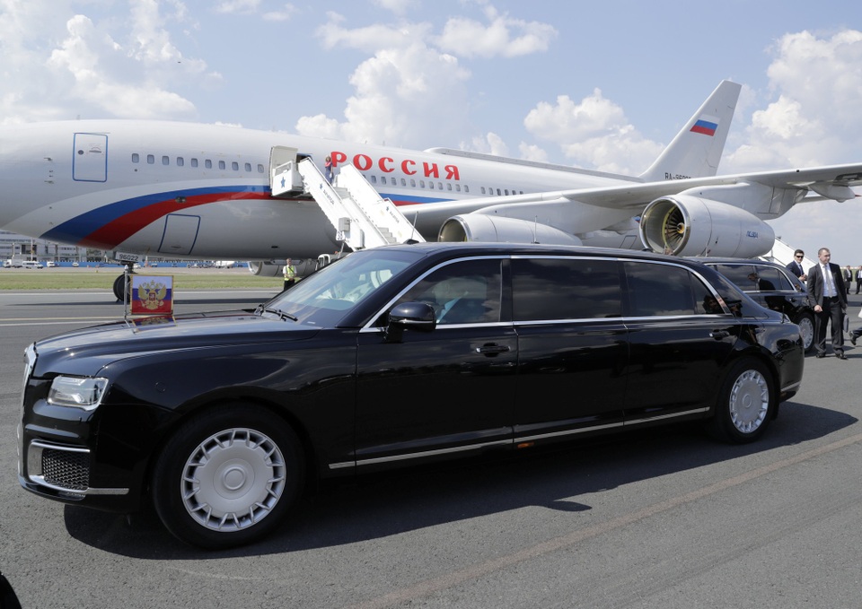 Tổng thống Trump - Putin bắt tay thân mật tại hội nghị thượng đỉnh đầu tiên - 2 Chiếc limousine Aurus Senat chờ sẵn tại sân bay Helsinki để đón Tổng thống Putin.