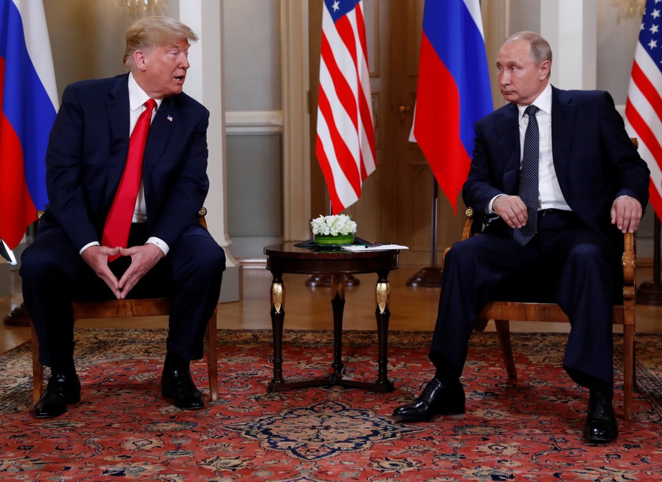 Tổng thống Trump - Putin bắt tay thân mật tại hội nghị thượng đỉnh đầu tiên - 5 Hai nhà lãnh đạo Nga - Mỹ cùng nhau trò chuyện trước ống kính truyền thông.