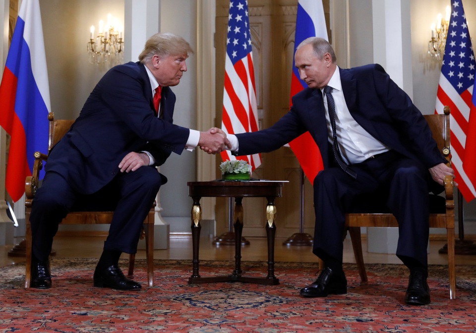 Tổng thống Trump - Putin bắt tay thân mật tại hội nghị thượng đỉnh đầu tiên - 6 Tổng thống Trump chúc mừng người đồng cấp Nga vì đã tổ chức thành công World Cup 2018.