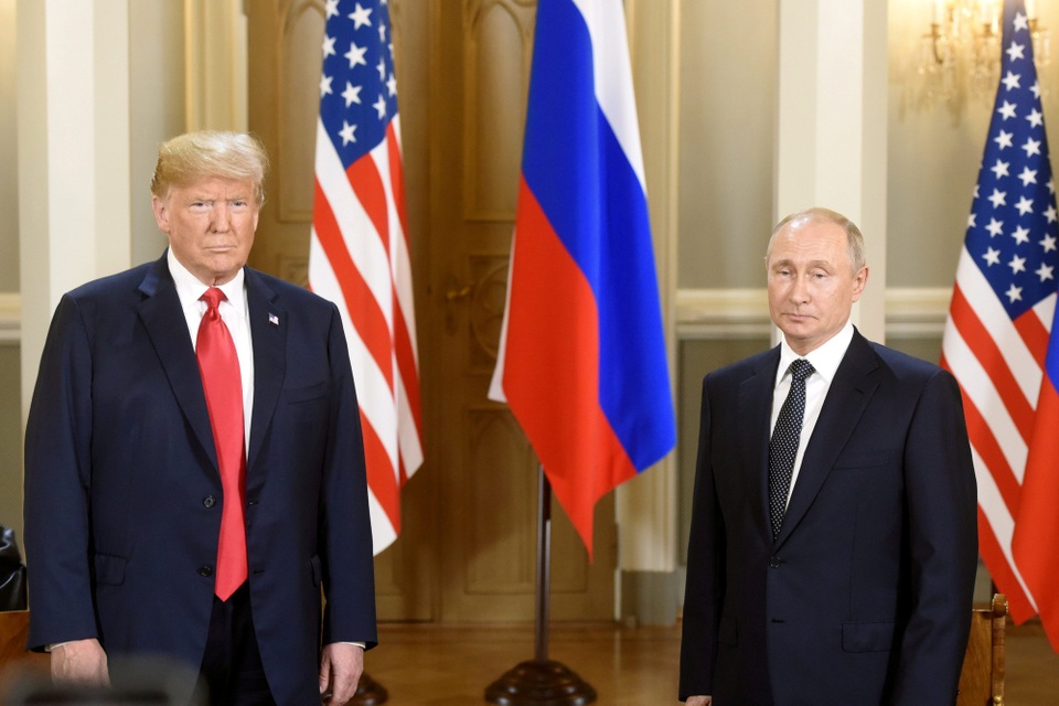 Tổng thống Trump - Putin bắt tay thân mật tại hội nghị thượng đỉnh đầu tiên - 8 Đây là hội nghị thượng đỉnh đầu tiên giữa Tổng thống Trump và Tổng thống Putin. Trước đó, hai nhà lãnh đạo từng gặp nhau 2 lần, song đó đều là những cuộc trò chuyện bên lề các sự kiện đa phương.