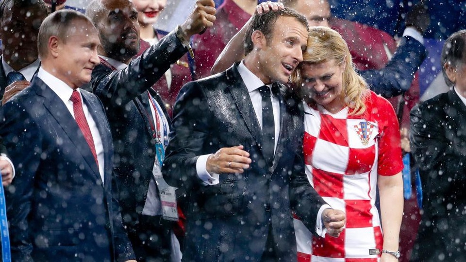 
Nhà lãnh đạo Pháp đã hôn lên má Tổng thống Croatia Kolinda Grabar-Kitarovic - người cũng có mặt tại sân vận động để cổ vũ đội nhà. (Ảnh: AFP)
