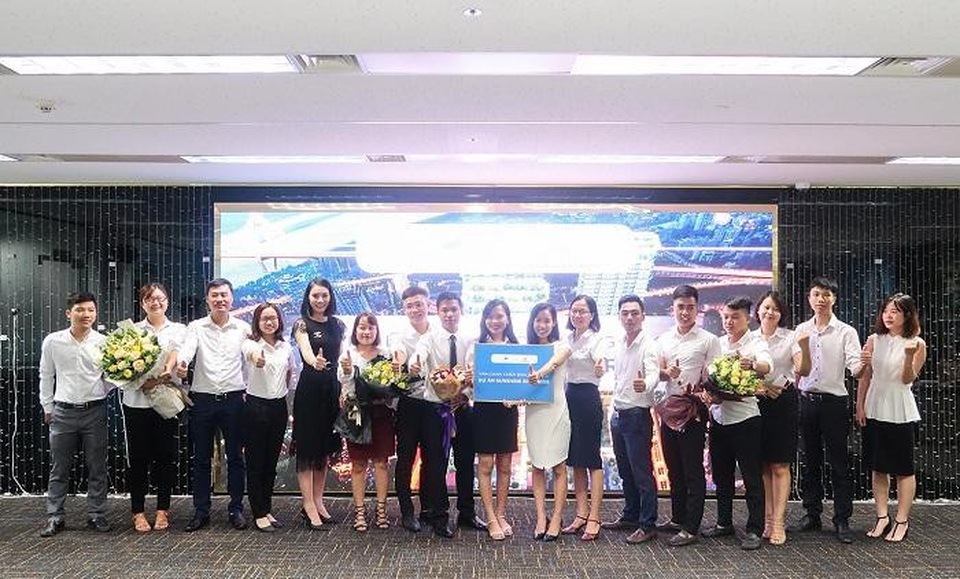 Trang trọng lễ vinh danh các “chiến binh” kinh doanh xuất sắc của Sunshine Group - 1 Đại diện Tập đoàn Sunshine Group cùng các chuyên viên kinh doanh xuất sắc.