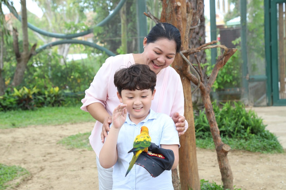 
Các bé cũng cực kỳ thích thú chụp hình cùng những chú Vẹt nhanh nhảu tại Safari
