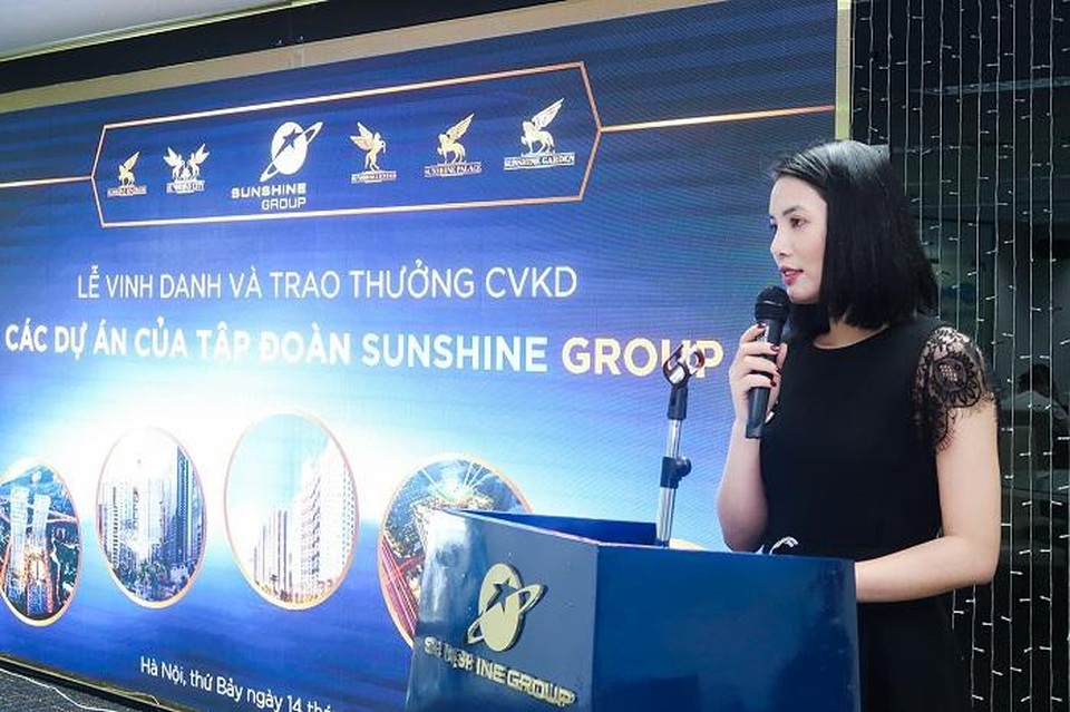Trang trọng lễ vinh danh các “chiến binh” kinh doanh xuất sắc của Sunshine Group - 2 Bà Trần Cẩm Vân, Phó Tổng Giám đốc Sunshine Housing - Tập đoàn Sunshine Group phát biểu tại buổi lễ.
