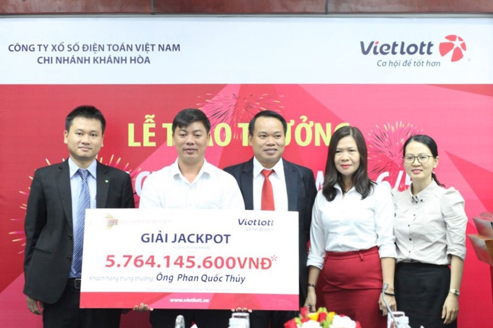 Bí quyết nuôi số trúng giải độc đắc 20 tỷ của tỷ phú số đỏ - 3 Ông Phan Quốc Thủy (áo trắng cầm biển) tại lễ trao giải.