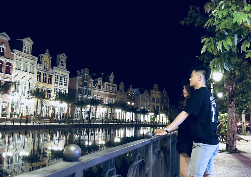 
Buổi tối, đứng từ phố cổ nhìn sang Đại lộ giấc mơ đẹp lung linh như nhưng cung đường ở Singapore
