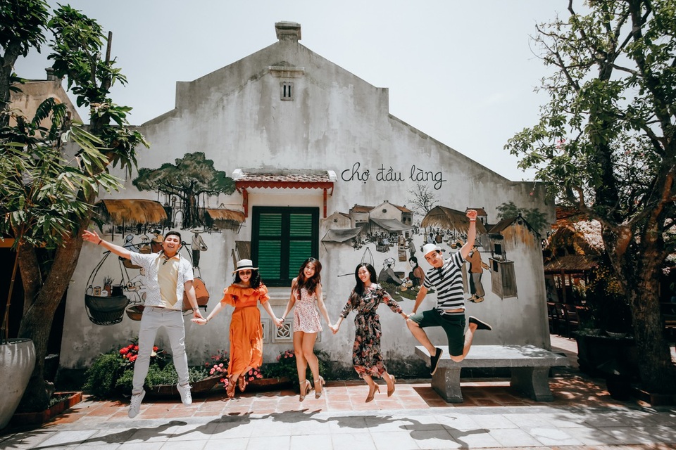 Đám bạn thân hứng thú với loạt ảnh “tung xõa” tại Đảo dân gian và khu làng nghê.