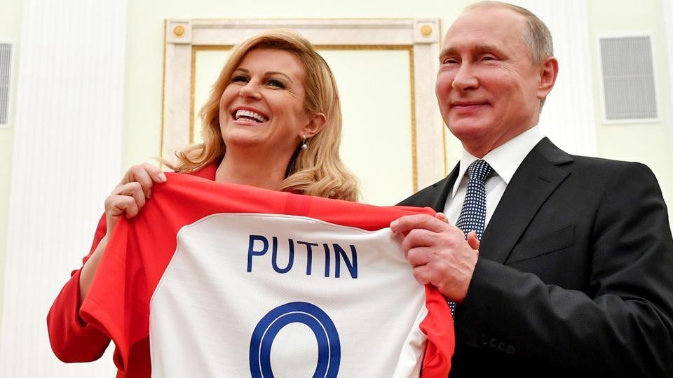 “Chức vô địch” ngoạn mục của nước Nga tại World Cup 2018 - 1
Tổng thống Croatia Kolinda Grabar-Kitarovic tặng áo thi đấu danh dự cho Tổng thống Nga Vladimir Putin. (Ảnh: Reuters)