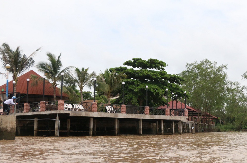 Sẽ xử lý nghiêm doanh nghiệp xây resort lấn “đất vàng” bờ sông Hậu - 1 Công ty Linh Phương đã lấn chiếm một khúc sông dài để xây dựng công trình