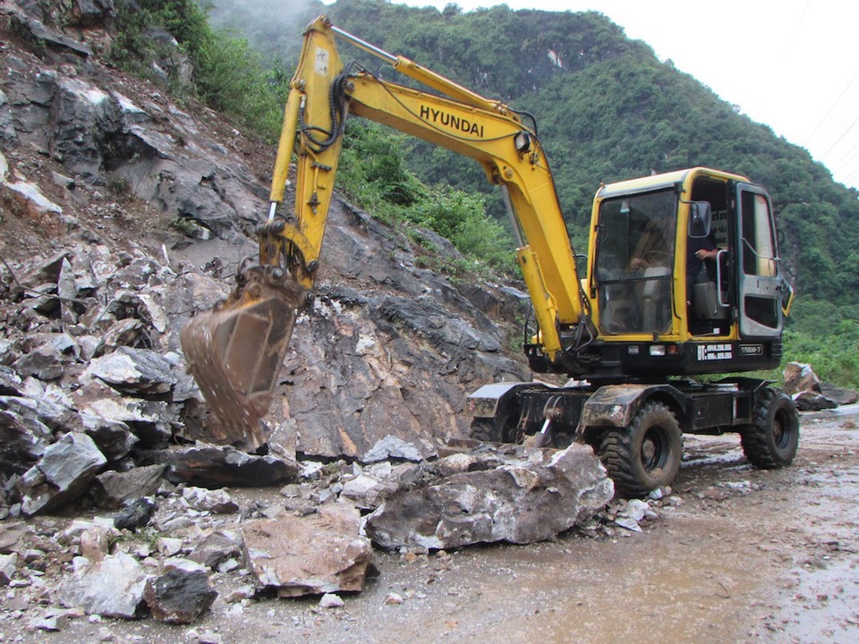 Đất đá sạt lở gây chia cắt quốc lộ 7 - 1 Đất đá sạt lở gây chia cắt quốc lộ 7 - 1