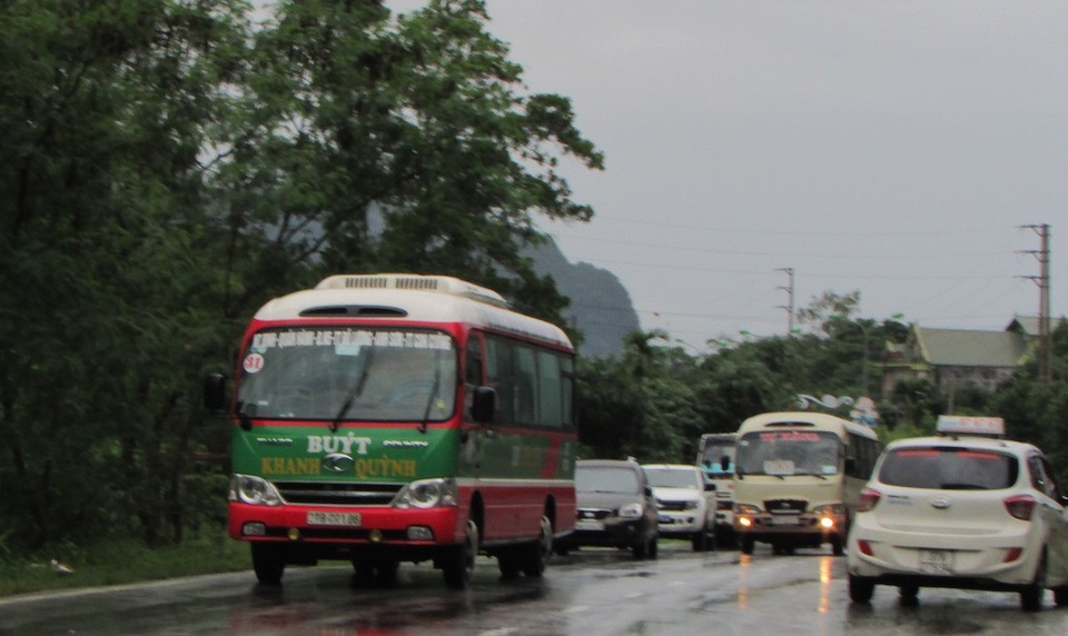 Đất đá sạt lở gây chia cắt quốc lộ 7 - 4 Nhiều chuyến xe bị dừng lại vì giao thông bị chia cắt khi đá rơi từ trên núi xuống.
