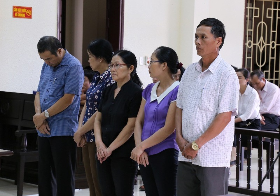 Vụ lập “quỹ đen” tại Trung tâm giống cây trồng, vật nuôi: Nguyên Giám đốc bị lĩnh 4 năm tù! - 1
Các bị cáo hầu tòa vì để xảy ra sai phạm trong quản lý tài chính.