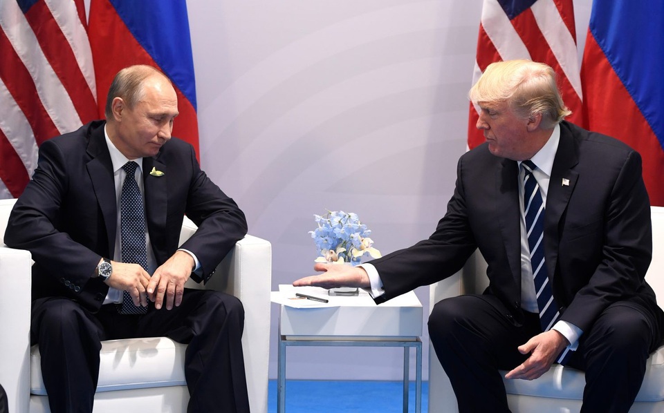 Những vấn đề được kỳ vọng trong cuộc đàm phán “cân não” Trump - Putin - 1 Tổng thống Donald Trump và Tổng thống Vladimir Putin gặp nhau bên lề hội nghị G20 tại Đức năm 2017 (Ảnh: AFP)