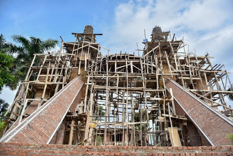 "Cung điện công chúa" sai phép ở Ba Vì trước ngày cưỡng chế - 4
Ngoài ngôi nhà chính, công trình còn có nhiều hạng mục phụ trợ xung quang như hàng rào cao 1,2 mét, cổng 4 trụ... với tổng diện tích là 1.645 m2.