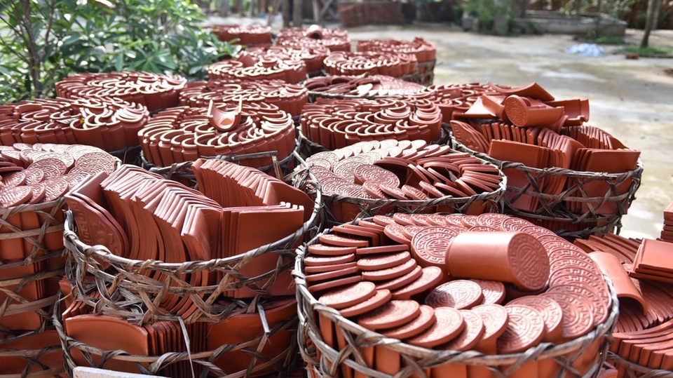 "Cung điện công chúa" sai phép ở Ba Vì trước ngày cưỡng chế - 9
Nhiều viên ngói âm dương để trước sân.