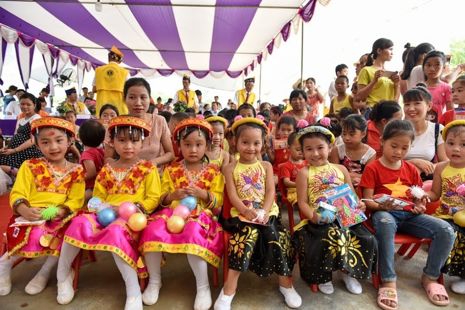 Khánh thành công trình phòng học Dân trí thứ 18 do Nagoya Taiko Lions Club tài trợ - 12
Niềm vui của các em học sinh Trường mầm non Châu Quế Hạ nhân dịp khánh thành phòng học mới