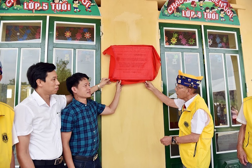 Khánh thành công trình phòng học Dân trí thứ 18 do Nagoya Taiko Lions Club tài trợ - 8
Ông Kondoh Hiroaki, Chủ tịch Nagoya Taiko Lions Club cùng nhà báo Nguyễn Thế Nam, Phó ban Truyền thông và Công tác xã hội báo Dân trí; ông Lê Minh Đức, Phó Chủ tịch UBND huyện Văn Yên gỡ vải đỏ biển hiệu công trình phòng học do Nagoya Taiko Lions Club tài trợ