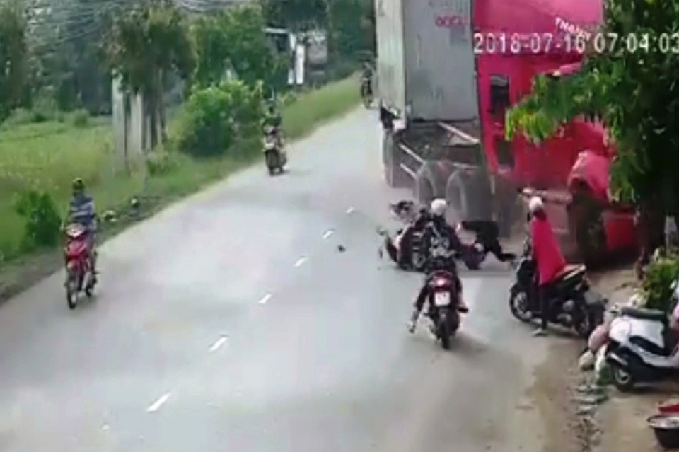Vụ container lao vào nhà dân: “Người lớn ai cũng sống, sao con bé lại chết thảm thương?” - 2
Thời khắc container gây ra vụ tai nạn kinh hoàng.