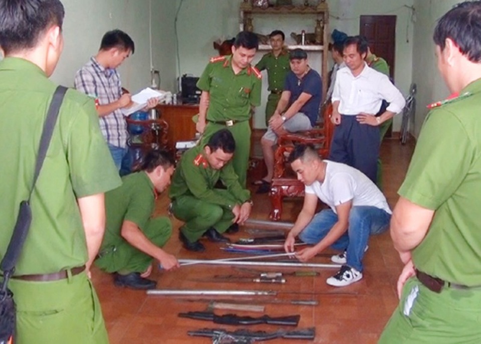 Vụ 2 nhóm côn đồ bỏ lại súng khi chạy trốn công an: Bắt nghi phạm cầm đầu - 2 Lực lượng công an thu giữ nhiều hung khí nguy hiểm tại cửa hiệu cầm đồ do Thảo làm chủ