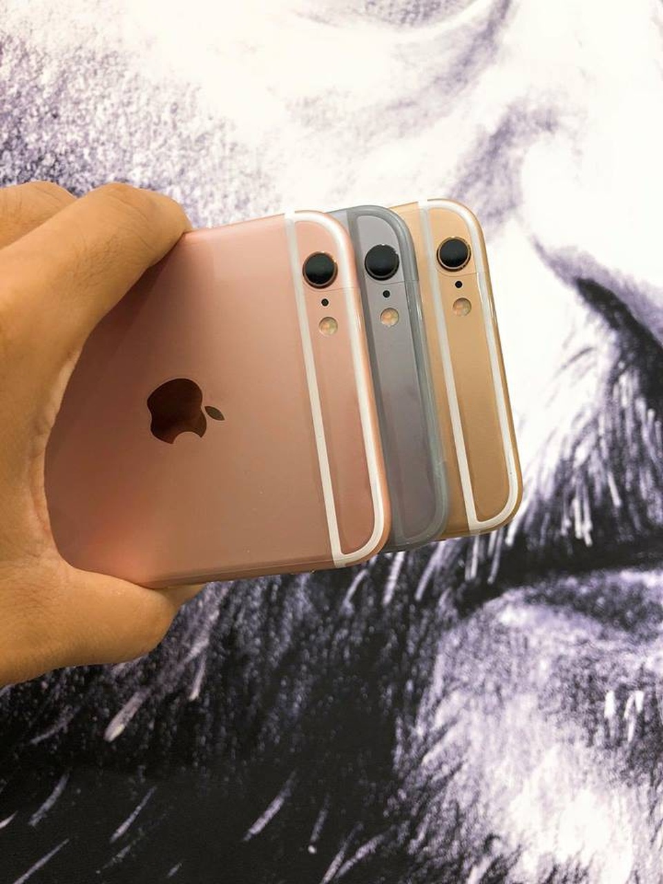 Hậu World Cup đi "săn" iPhoneX, xe SH giá bèo từ tiệm cầm đồ - 4
iPhone 6, 6+, 6s, 6s+ vẫn còn sử dụng khá tốt nhưng để so về độ sang chảnh thì vẫn thua iPhone X