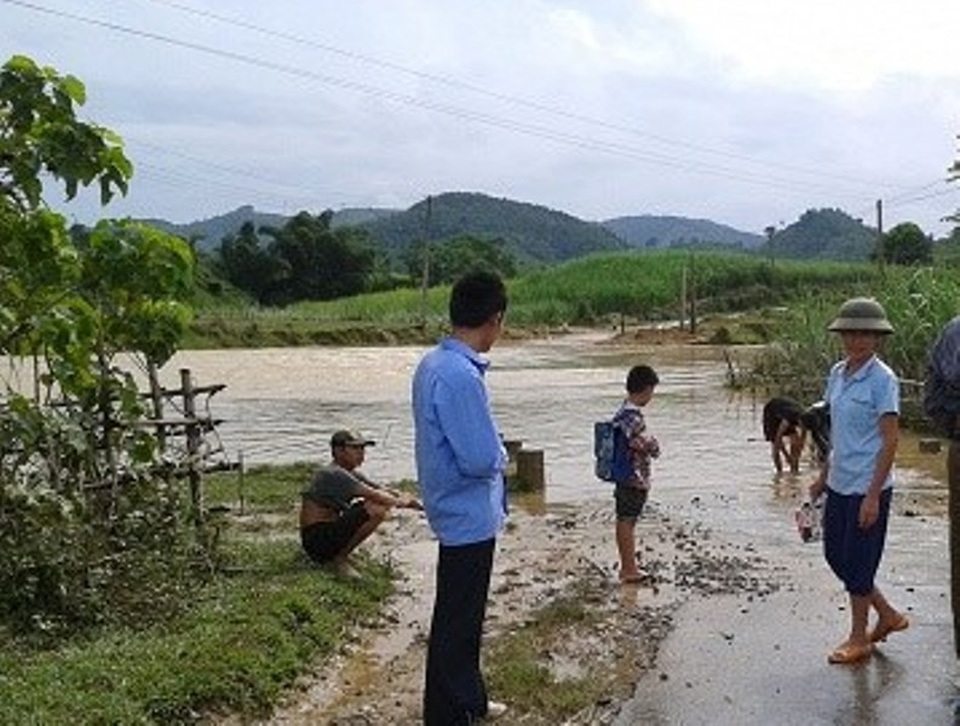 Một xã miền núi Thanh Hóa bị nước lũ cô lập hoàn toàn - 3 
Người dân không đi lại được do giao thông bị chia cắt