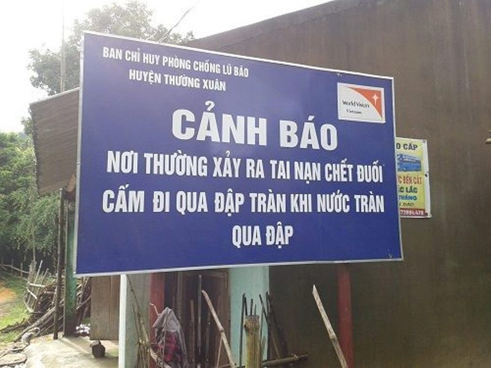 Một xã miền núi Thanh Hóa bị nước lũ cô lập hoàn toàn - 4 Cảnh báo tai nạn khu vực đập tràn thường xuyên bị ngập
