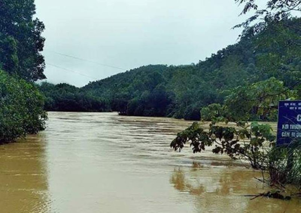 Một xã miền núi Thanh Hóa bị nước lũ cô lập hoàn toàn - 2 Xã Luận Khê bị chia cắt hoàn toàn do nước lũ