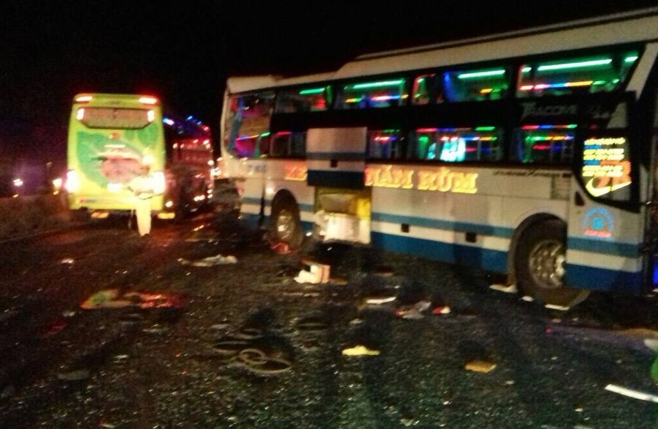 Vụ 3 xe khách đâm nhau liên hoàn: Danh tính 5 nạn nhân thương vong - 1 Hiện trường vụ tai nạn khiến 2 người chết, 3 người bị thương nặng