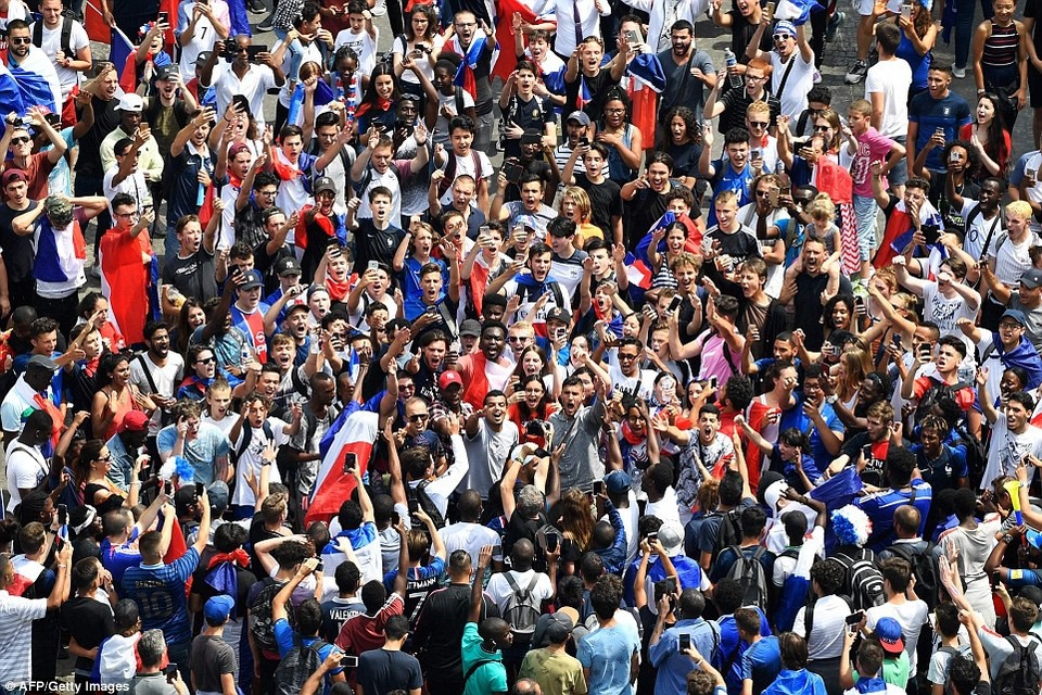 Biển người tại Paris chào đón nhà vô địch World Cup 2018 ngày trở về - 20
Người dân Pháp không kìm được cảm giác hạnh phúc