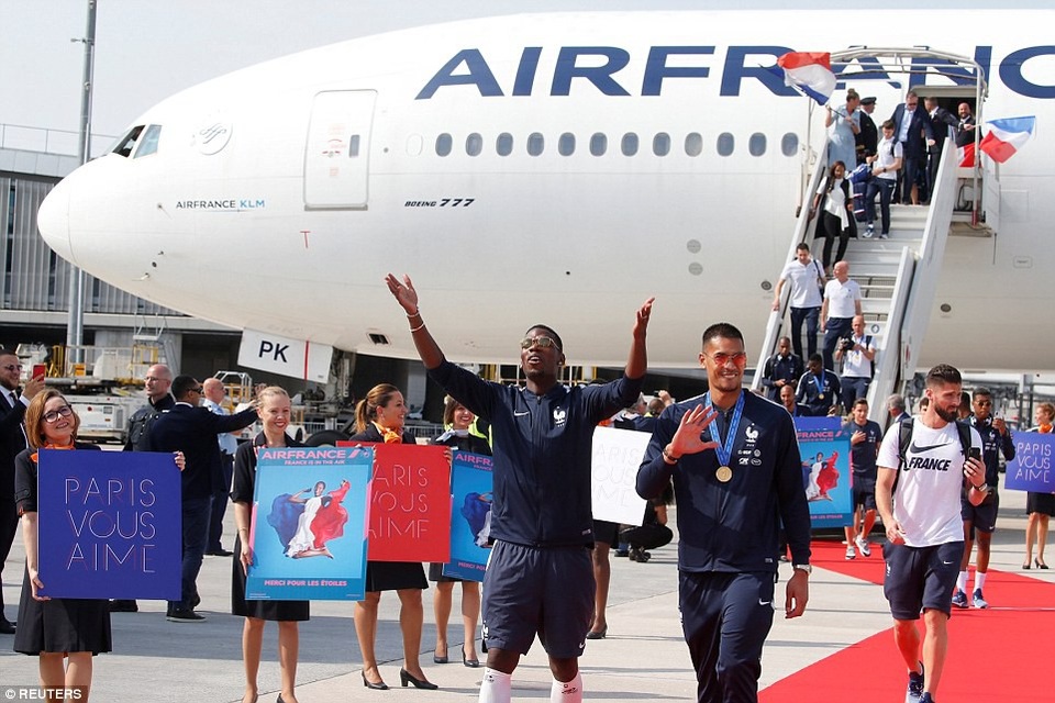 Biển người tại Paris chào đón nhà vô địch World Cup 2018 ngày trở về - 16
Khoảnh khắc mà người hâm mộ Pháp chờ đợi từ rất lâu