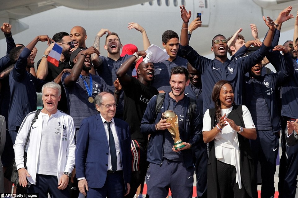 Biển người tại Paris chào đón nhà vô địch World Cup 2018 ngày trở về - 12
Khoảnh khắc đội trưởng Lloris cầm chiếc cúp vàng, bên cạnh HLV Deschamps và chủ tịch liên đoàn bóng đá Pháp Noel Le Graet