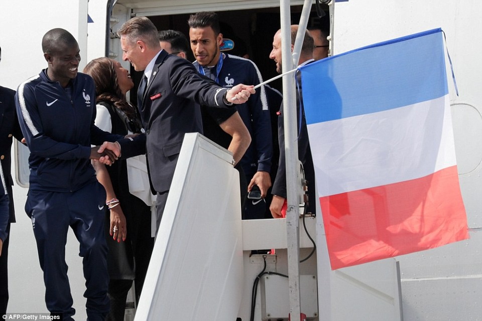 Biển người tại Paris chào đón nhà vô địch World Cup 2018 ngày trở về - 4
Kante là một trong những cầu thủ đầu tiên của Pháp xuống sân bay