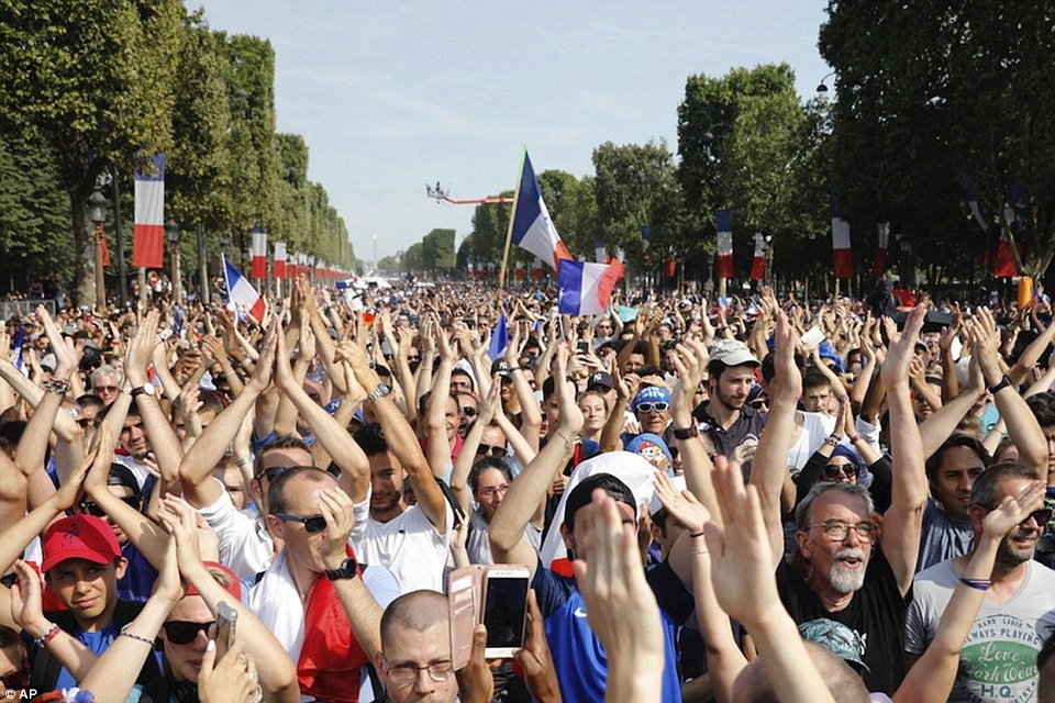 Biển người tại Paris chào đón nhà vô địch World Cup 2018 ngày trở về - 2
Gần 500.000 người hâm mộ ở Paris đã chờ sẵn để đón chào các nhà vô địch