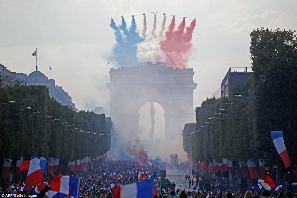 Biển người tại Paris chào đón nhà vô địch World Cup 2018 ngày trở về - 23 Biển người tại Paris chào đón nhà vô địch World Cup 2018 ngày trở về - 23