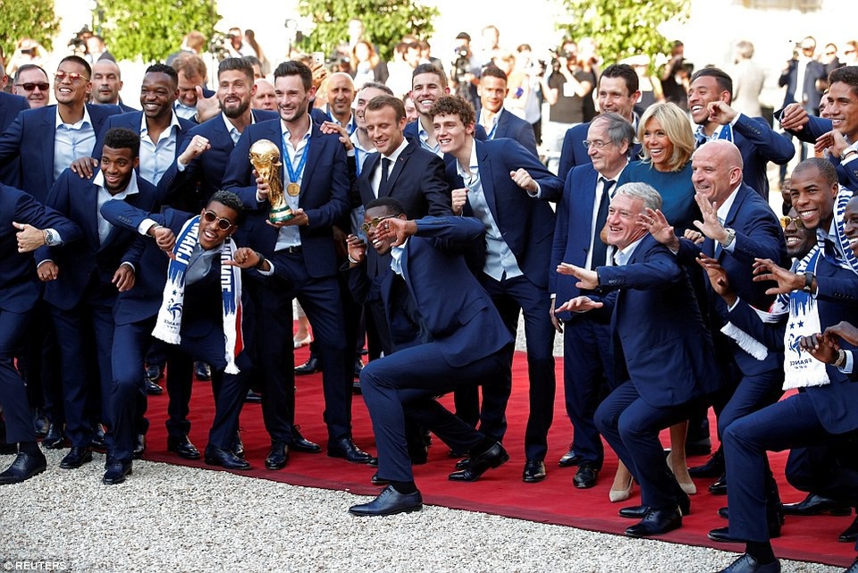 Biển người tại Paris chào đón nhà vô địch World Cup 2018 ngày trở về - 27 Biển người tại Paris chào đón nhà vô địch World Cup 2018 ngày trở về - 27