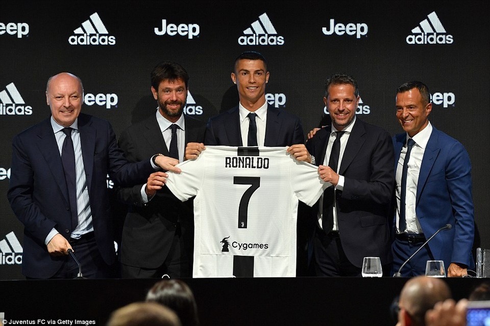 C.Ronaldo: “Tôi sẽ giành Champions League ở tuổi người khác đã dưỡng già” - 1
C.Ronaldo rạng rỡ trong lễ ra mắt Real Madrid