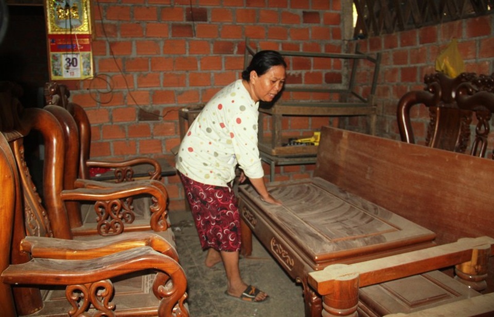 Bụi “tra tấn”, dân bức xúc ngăn đường chặn xe tải - 4 Bụi bẩn tra tấn người dân.