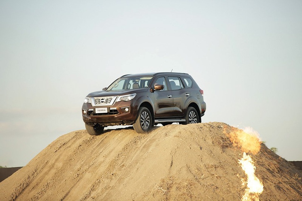 
Nissan Terra có mặt lần đầu tiên trên thế giới vào tháng 4/2018, được sử dụng chung khung gầm và động cơ với mẫu Navara.
