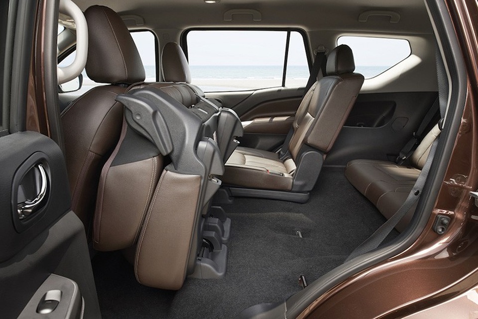 
Lối vào hàng ghế thứ 3 trên Nissan Terra
