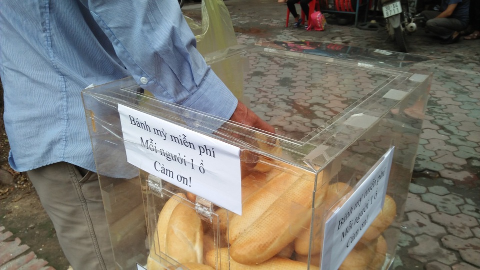 Ấm áp tình người ở Hà Nội: Bánh mì “miễn phí - mỗi người một ổ” - 2 Mỗi ngày có khoảng từ 100 - 150 chiếc bánh được cho vào tủ.