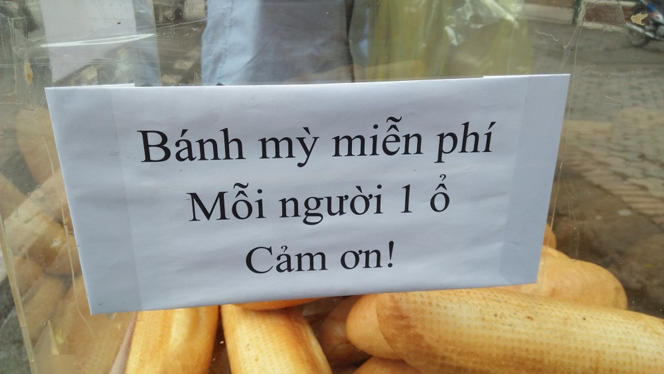 Ấm áp tình người ở Hà Nội: Bánh mì “miễn phí - mỗi người một ổ” - 1 Thùng đựng bánh mỳ được đặt trên đường Trần Phú (Hà Nội) miễn phí cho người lao động nghèo