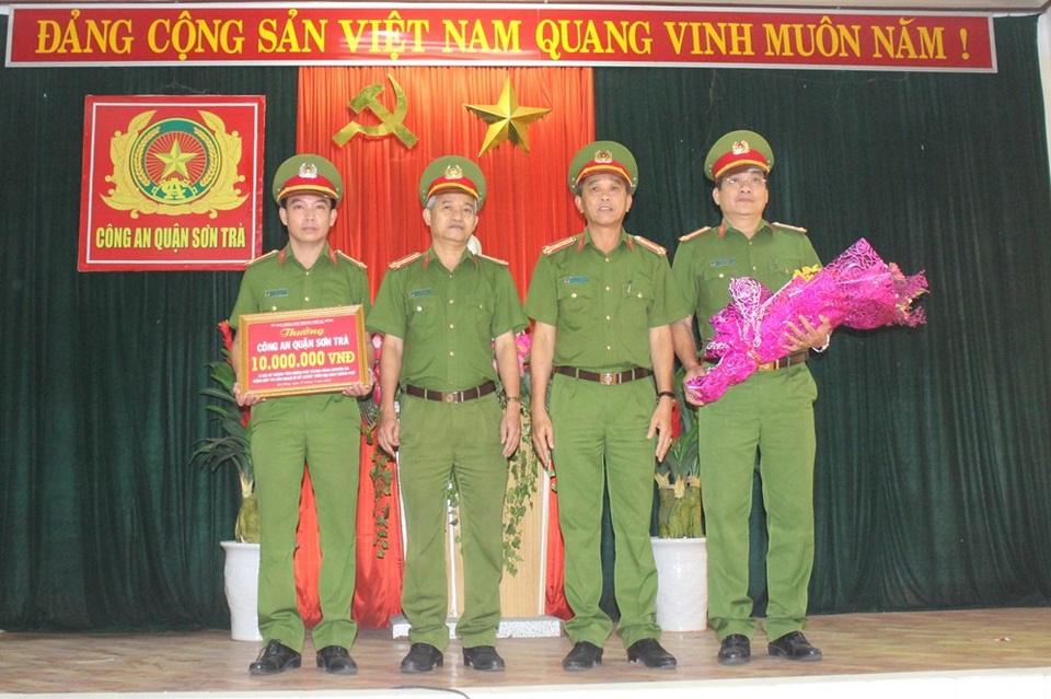 Thưởng "nóng" lực lượng triệt phá nhóm đối tượng chuyển giới móc túi du khách - 1 Công an TP Đà Nẵng trao thưởng nóng 10 triệu đồng đến lực lượng phá án của Công an quận Sơn Trà