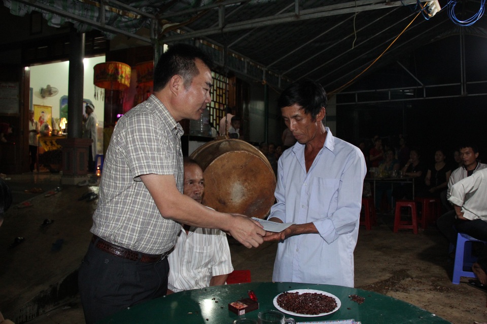 Ô tô tông chết 2 nữ sinh: Uớc mơ vỡ vụn dưới bánh xe “điên” - 2 Ban ATGT tỉnh Đắk Nông đến chia buồn cùng gia đình nữ sinh L.