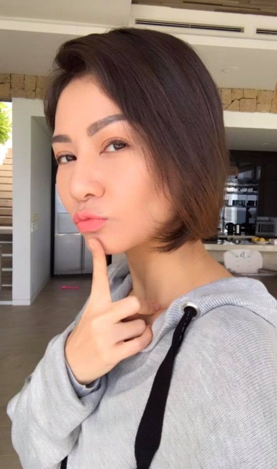 Hành trình thay đổi nhan sắc chóng mặt khiến Thu Minh vướng nghi án "dao kéo" - 17 Tuy nhiên trong những bức ảnh đời thường chiếc mũi của cô cũng thon gọn quá đỗi.