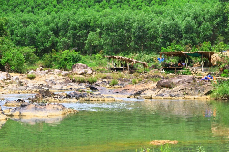 Mát dịu suối Khe Đầy hòa trong núi rừng xanh thẳm - 6 Những chòi, lán của người dân địa phương mới dựng lên để kinh doanh, bán đồ đặc sản