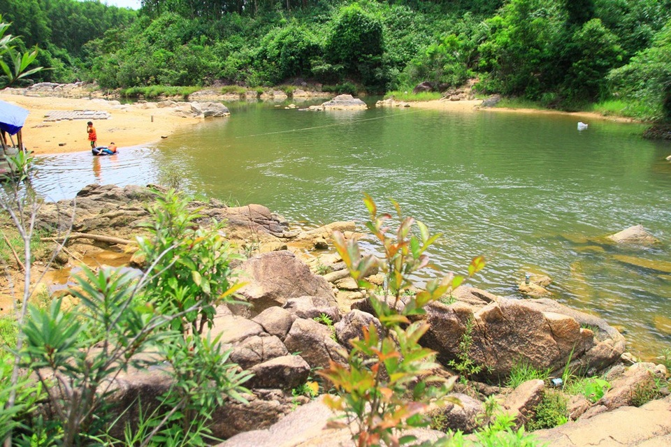 Mát dịu suối Khe Đầy hòa trong núi rừng xanh thẳm - 7 Một bãi tắm chính ở suối Khe Đầy
