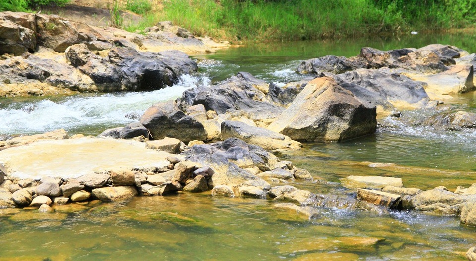 Mát dịu suối Khe Đầy hòa trong núi rừng xanh thẳm - 15 Nhìn cảnh êm đềm làm cho lòng thảnh thơi