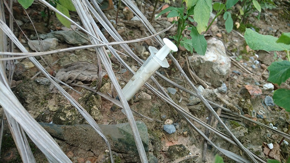 Hà Nội: Ám ảnh sợ hãi ở "cung đường bơm kim tiêm” - 5
Bơm kim tiêm do các đối tượng bỏ lại ngay trên bãi đất trống ven đường.