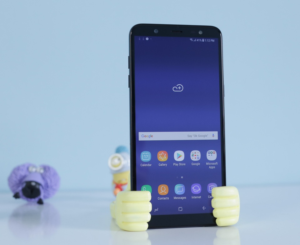 Trên tay Galaxy J8 2018 mới nhất của Samsung tại Việt Nam - 6 Ở mặt trước, máy có một màn hình cỡ lớn lên đến 6 inch nhưng được thiết kế theo màn hình tràn viền tỉ lệ 18.5:9 cùng theo công nghệ Super AMOLED, giúp cho kích thước nhỏ gọn và viền siêu mỏng.